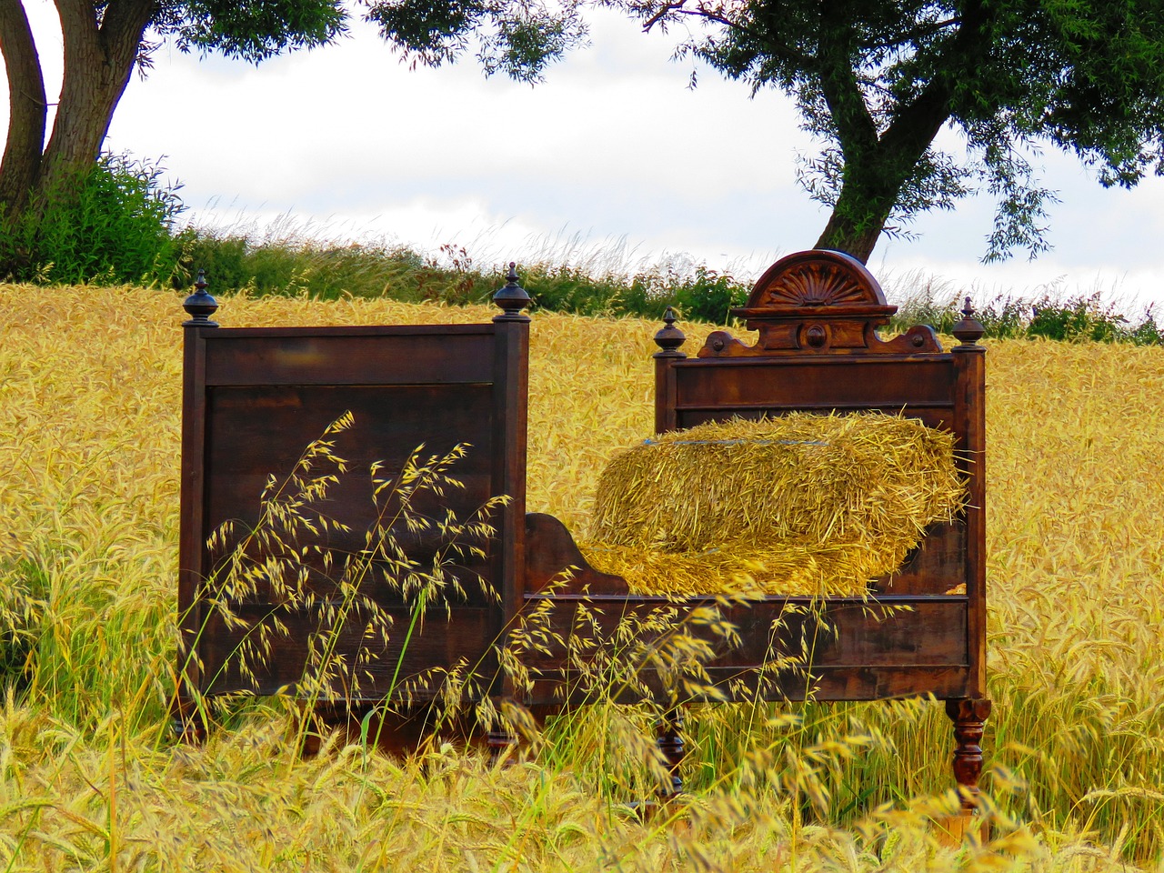 A straw filled bed