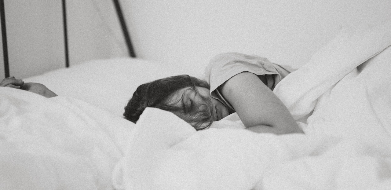 Side sleeper in black and white