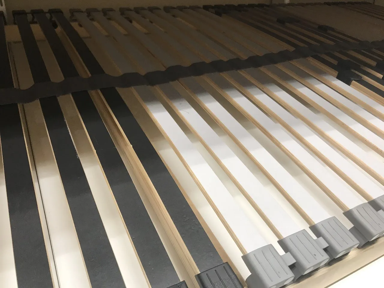 Are Sprung Slats Better Than Rigid, Do Bed Slats Curved Up Or Down